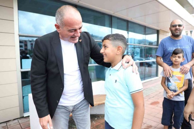 Gemlikli Çocuklar Yüzme Öğreniyor