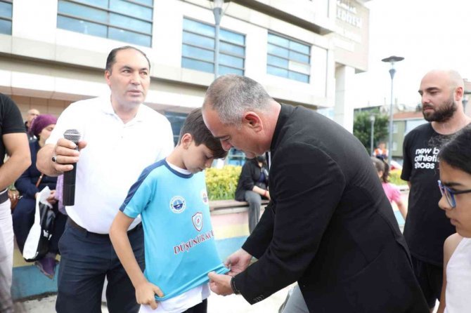 Gemlikli Çocuklar Yüzme Öğreniyor