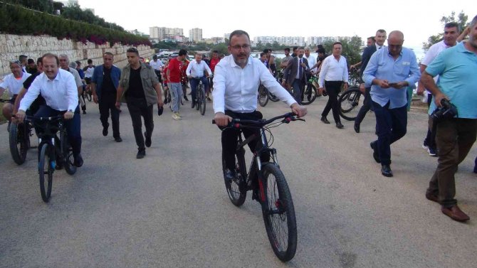 Gençlik Ve Spor Bakanı Kasapoğlu, Akkum Gençlik Kampı Açılışına Bisikletle Geldi