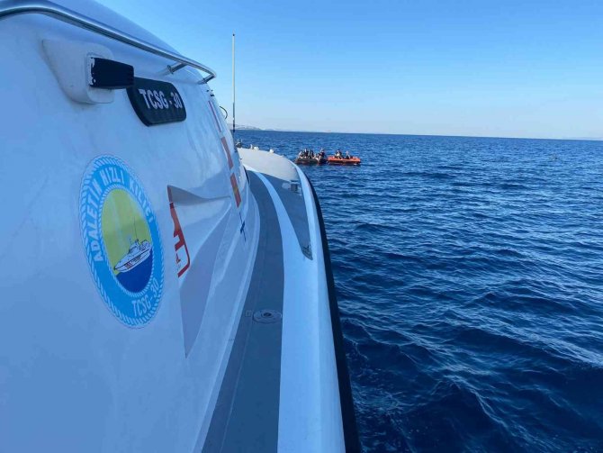 İ̇zmir Açıklarında 218 Göçmen Kurtarılırken, 37 Göçmen Yakalandı