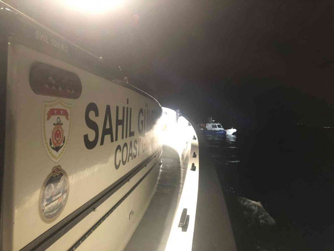 İ̇zmir Açıklarında 218 Göçmen Kurtarılırken, 37 Göçmen Yakalandı