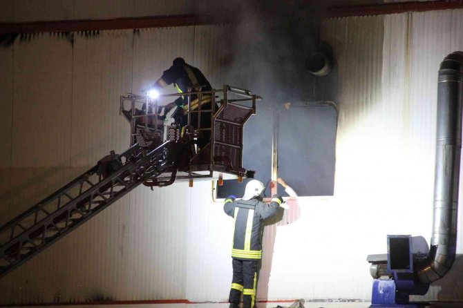 Karaman’da Bisküvi Fabrikasında Yangın Çıktı, 10 İşçi Dumandan Etkilendi