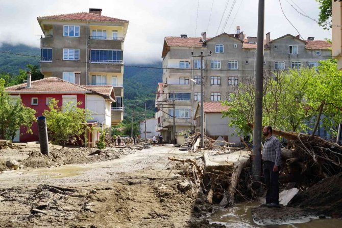 Komandolar, Sel Sonrası Balçıkla Kaplanan Ev Ve İşyerlerini Temizliğe Başladı