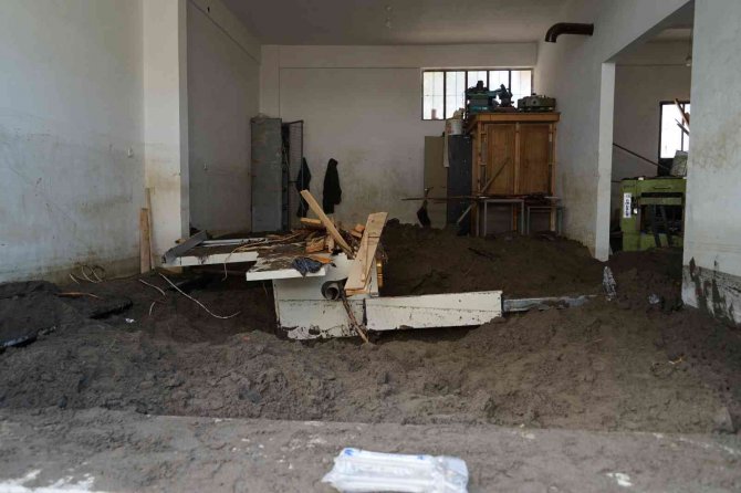 Komandolar, Sel Sonrası Balçıkla Kaplanan Ev Ve İşyerlerini Temizliğe Başladı