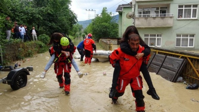 Bozkurt Sel Altında: Evlerinde Mahsur Kalanlar Kurtarılıyor