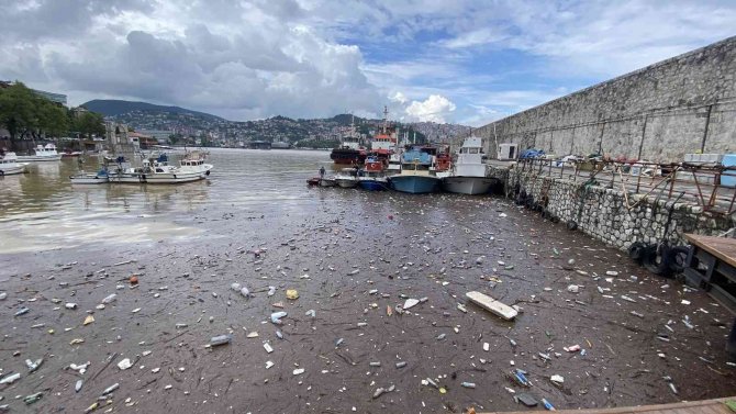 Kırmızı Alarmın Verildiği Kentte Çöpler Limana Doldu