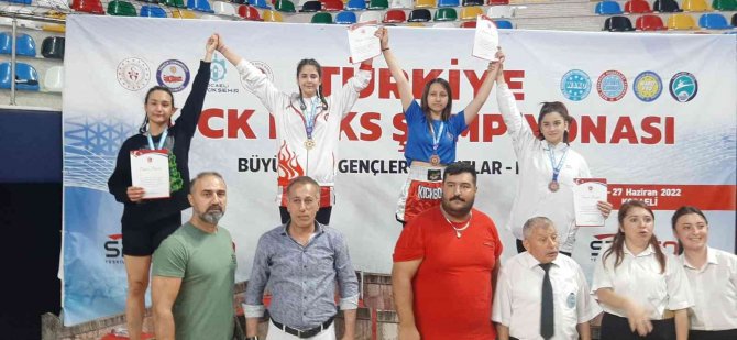 Nisrem Uçar Yılmaz, Kick Boksta Türkiye Şampiyonu Oldu