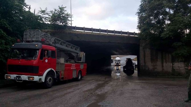 Suya Gömülüp Mahsur Kalan Aracın Yardımına Ekipler Koştu