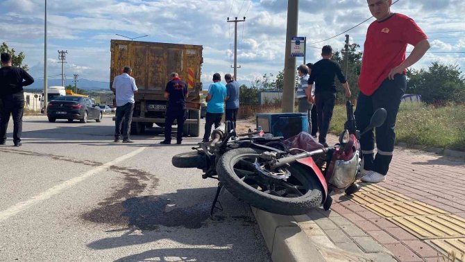 Park Halindeki Kamyona Çarpan Motosikletli Yaralandı
