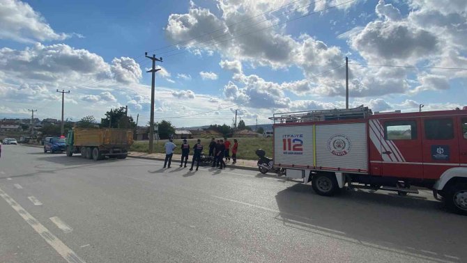 Park Halindeki Kamyona Çarpan Motosikletli Yaralandı