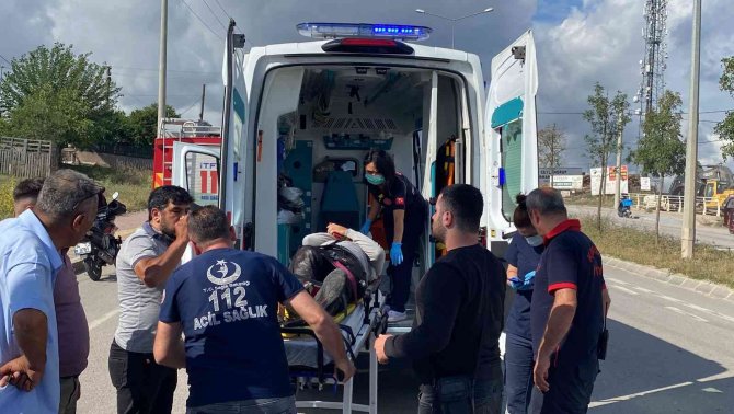 Park Halindeki Kamyona Çarpan Motosikletli Yaralandı