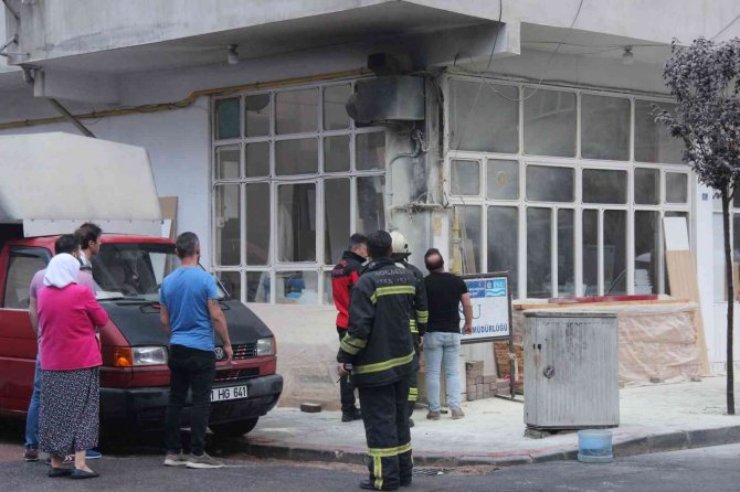 Elektrik Kontağında Çıkan Yangın, İtfaiye Ekipleri Tarafından Söndürüldü