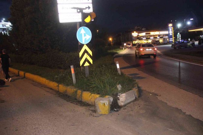 Otomobille Çarpışan Motosiklet Savruldu: 1 Yaralı