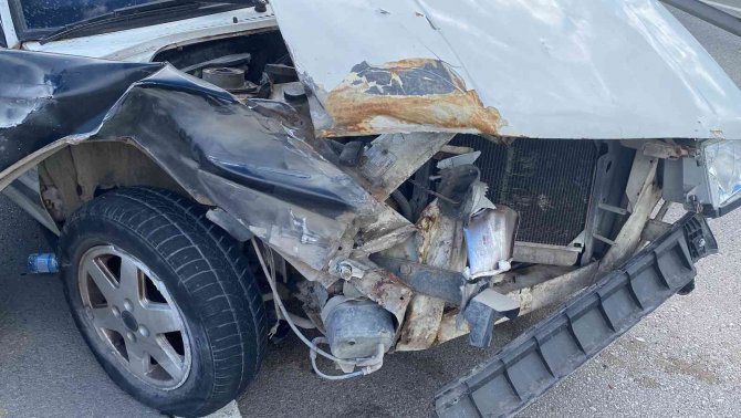 D-100’de Bariyere Çarpan Otomobildeki 2 Kişi Yaralandı