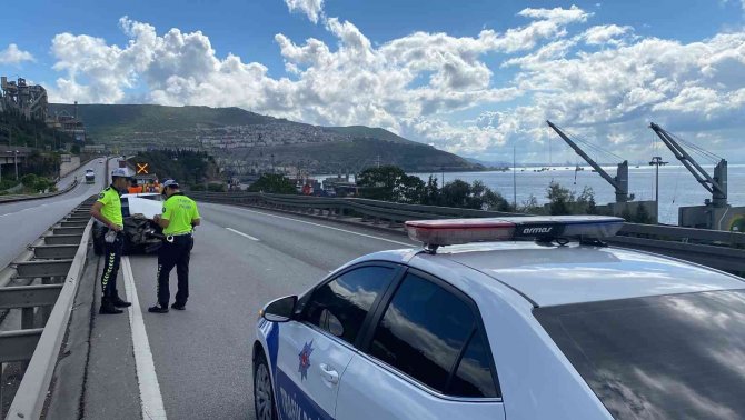 D-100’de Bariyere Çarpan Otomobildeki 2 Kişi Yaralandı