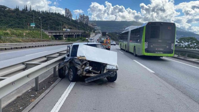 D-100’de Bariyere Çarpan Otomobildeki 2 Kişi Yaralandı