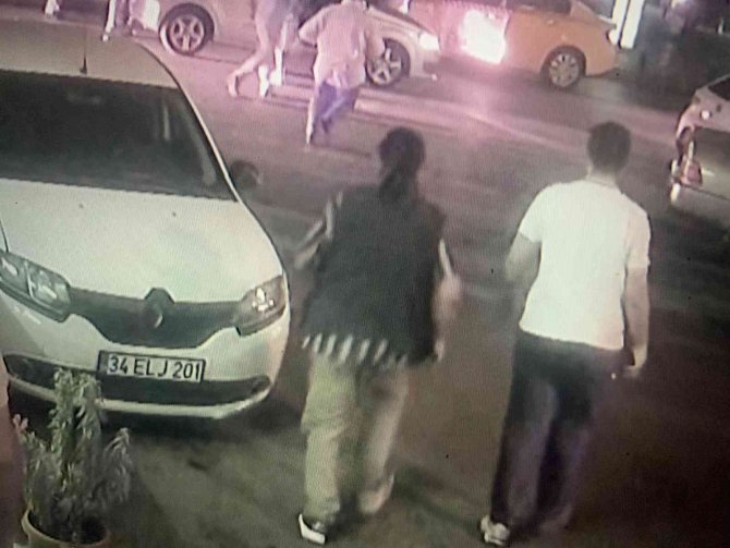Küçükçekmece’de Trafik Kavgasını Ayırmak İsteyen Baba Oğul Bıçaklandı