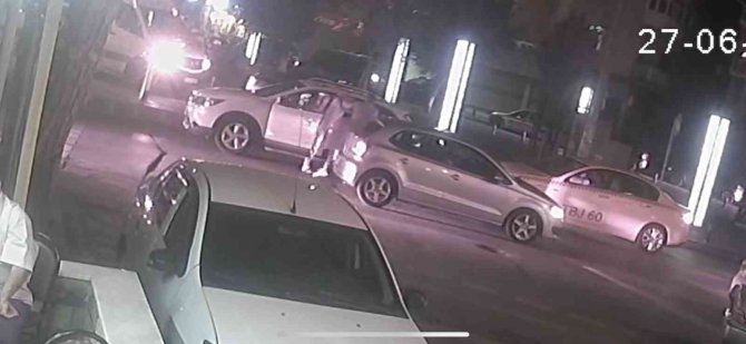 Küçükçekmece’de Trafik Kavgasını Ayırmak İsteyen Baba Oğul Bıçaklandı
