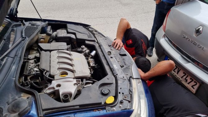 Otomobilin Motor Kısmına Giren Yavru Kedi, 1 Saatte Çıkarıldı