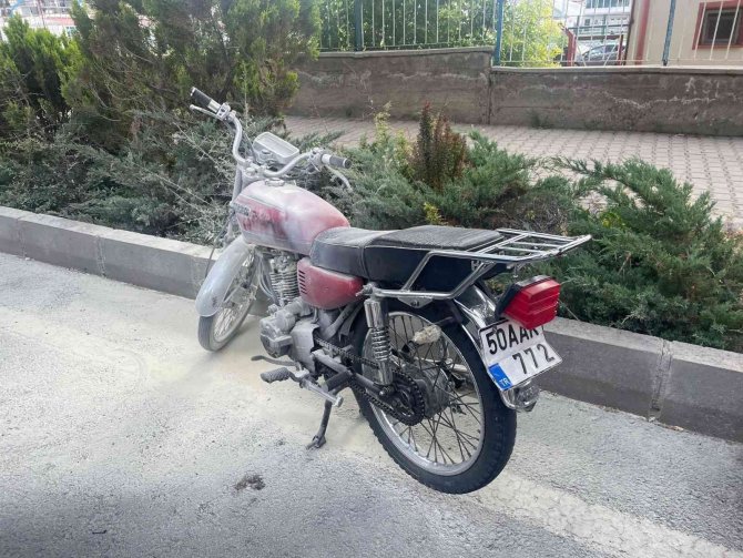 Polise Yakalanan Ehliyetsiz Sürücü Motosikletini Yakmaya Çalıştı
