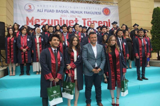 Omü Hukuk Fakültesi 2021-2022 Dönemi Mezunlarını Verdi