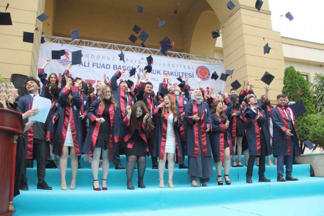 Omü Hukuk Fakültesi 2021-2022 Dönemi Mezunlarını Verdi