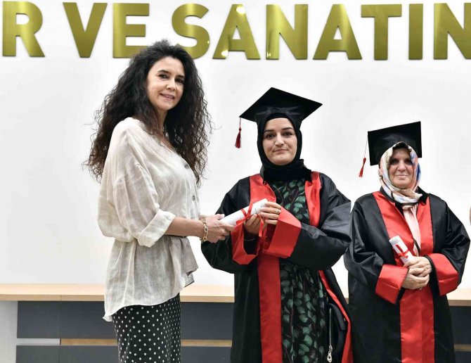 Osmangazi’de Yetişkinlerin Mezuniyet Sevinci