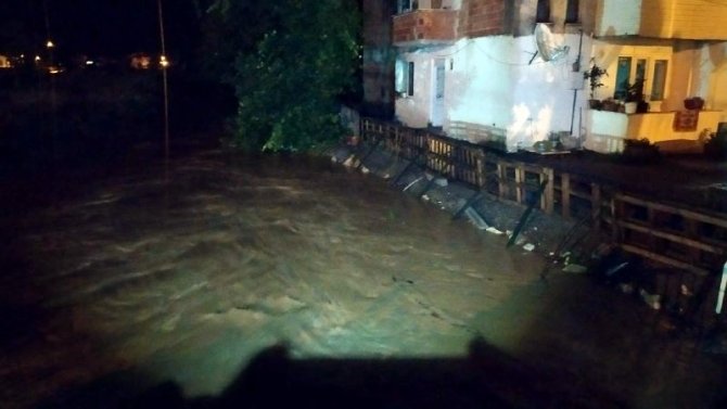 Sakarya’da Sağanak 4 Mahalleyi Sular Altında Bıraktı