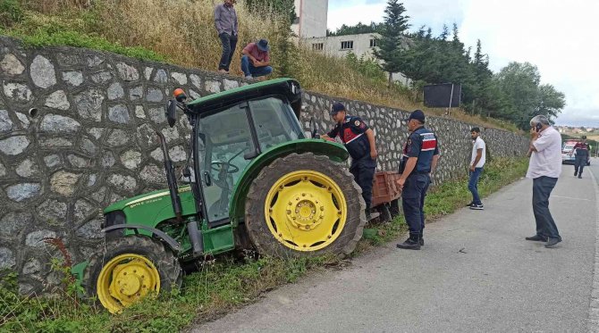 Traktör İstinat Duvarına Çarptı: 1 Yaralı