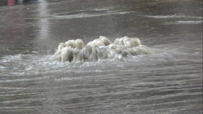 Bafra’da Şiddetli Yağmur: Caddeler Göle Döndü