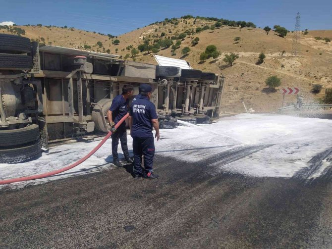 Siirt’te Mazot Yüklü Tır Devrildi, İtfaiye Ekipleri Tehlikeyi Önledi