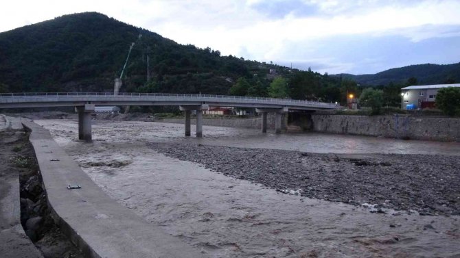 Ayancık’taki Tehlike Azaldı, Çayın Seviyesi Normale İndi