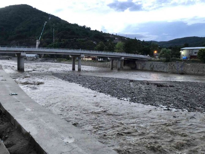 Ayancık’taki Tehlike Azaldı, Çayın Seviyesi Normale İndi