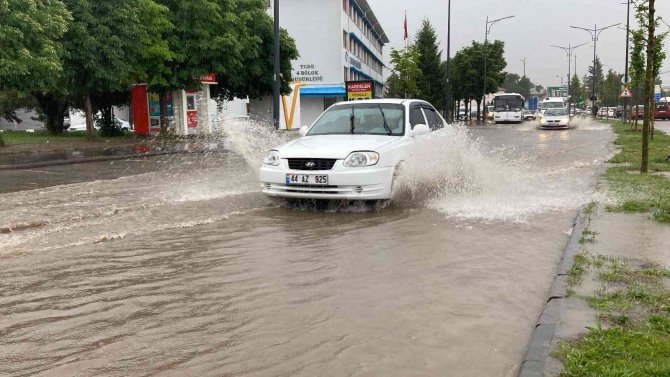 Sivas’ı Sağanak Vurdu, Hayat Felç Oldu