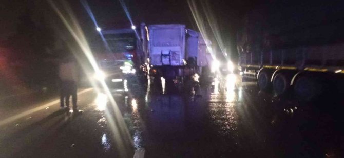 Tem’de Feci Kaza, Tırın Altına Giren Otomobil Hurdaya Döndü: 1 Ölü, 3 Yaralı