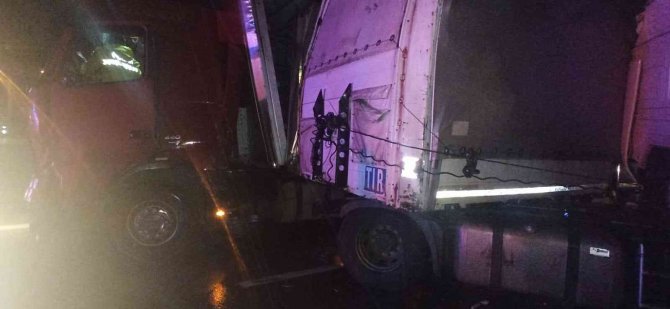 Tem’de Feci Kaza, Tırın Altına Giren Otomobil Hurdaya Döndü: 1 Ölü, 3 Yaralı