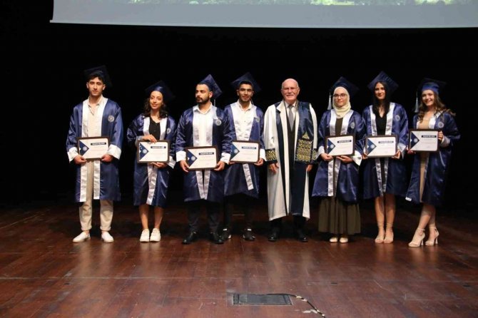 Uşak Üniversitesi Mezunlarını Meslek Yaşamlarına Coşkuyla Uğurladı