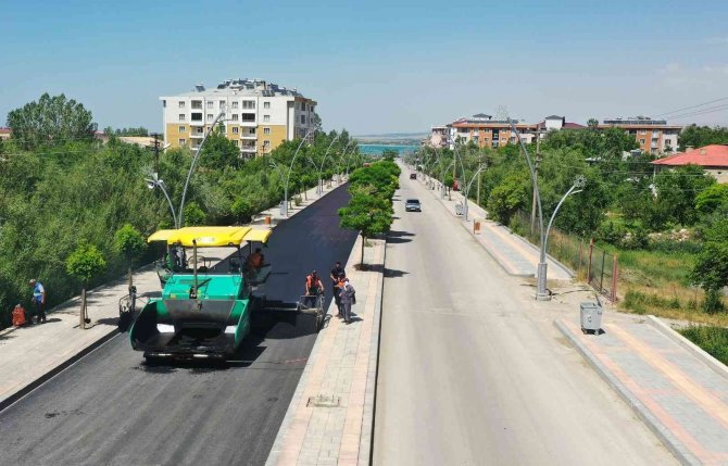 Van Büyükşehir Belediyesi, Gevaş Atatürk Caddesi’ni Asfaltlıyor