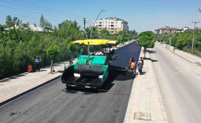 Van Büyükşehir Belediyesi, Gevaş Atatürk Caddesi’ni Asfaltlıyor