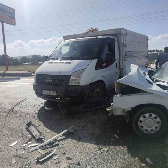 Otomobille Kamyonet Çarpıştı: 5 Yaralı