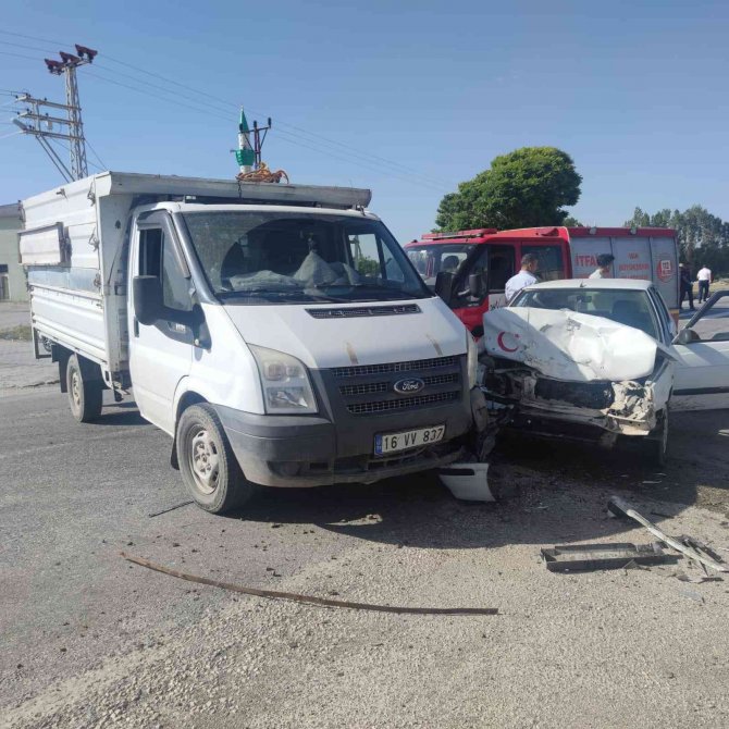 Otomobille Kamyonet Çarpıştı: 5 Yaralı