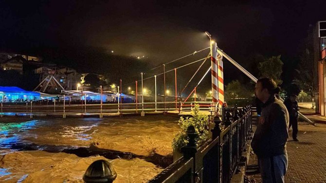 Zonguldak’ın Devrek İlçesinde Birçok Köy Yolu Ulaşıma Kapatıldı