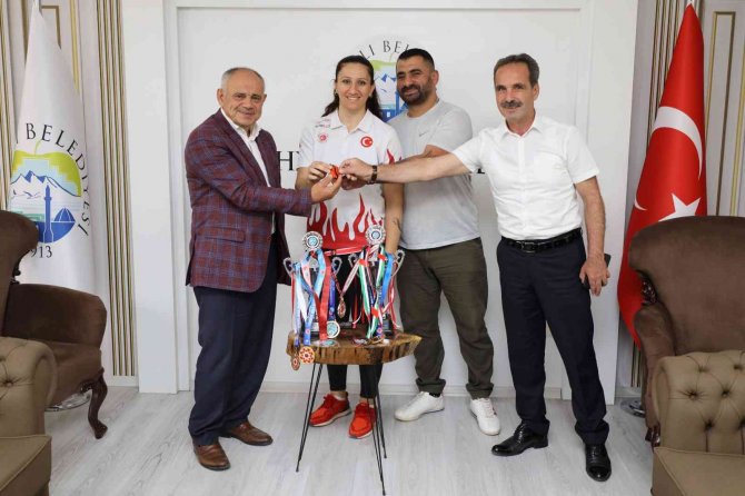 Başkan Öztürk Şampiyon Sporcuyu Ödüllendirdi