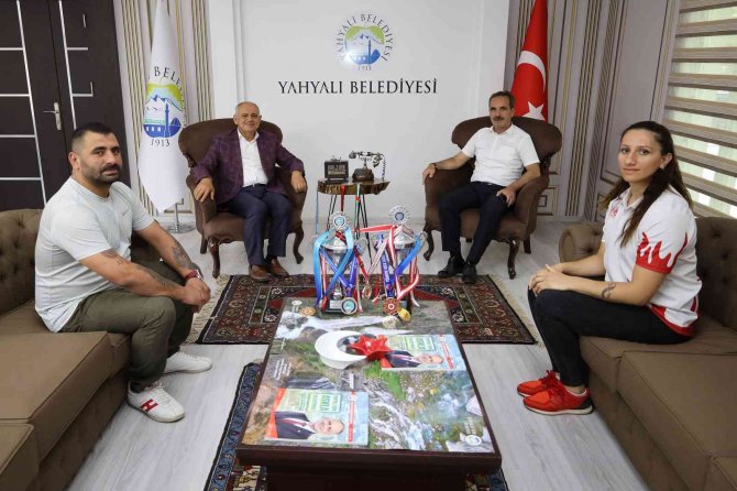 Başkan Öztürk Şampiyon Sporcuyu Ödüllendirdi