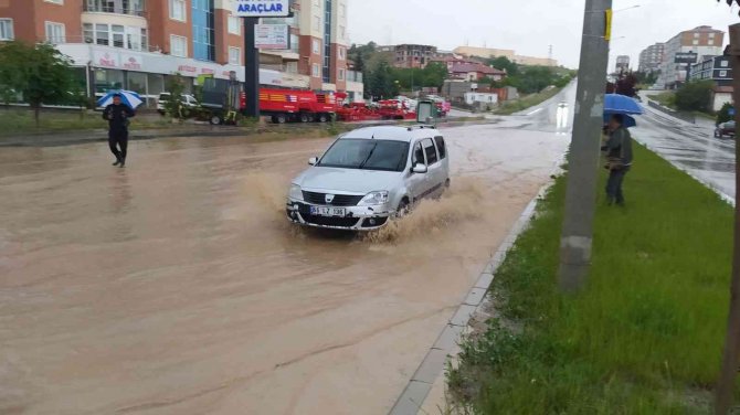 Yozgat’ta Etkili Olan Sağanak Yağış Sürücülere Zor Anlar Yaşattı