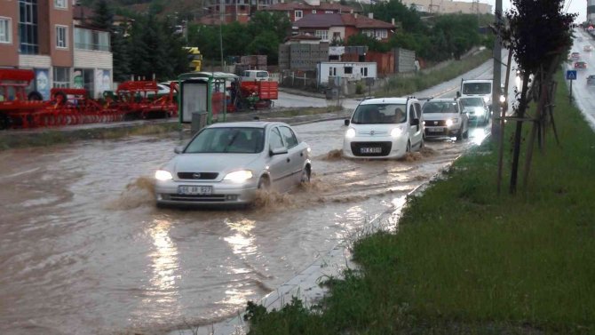 Yozgat’ta Etkili Olan Sağanak Yağış Sürücülere Zor Anlar Yaşattı