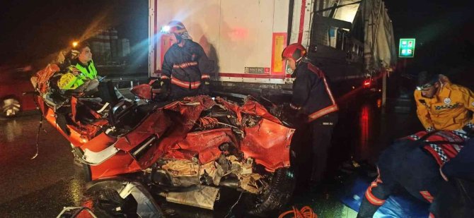 Tem’de Feci Kaza, Tırın Altına Giren Otomobil Hurdaya Döndü: 1 Ölü, 3 Yaralı