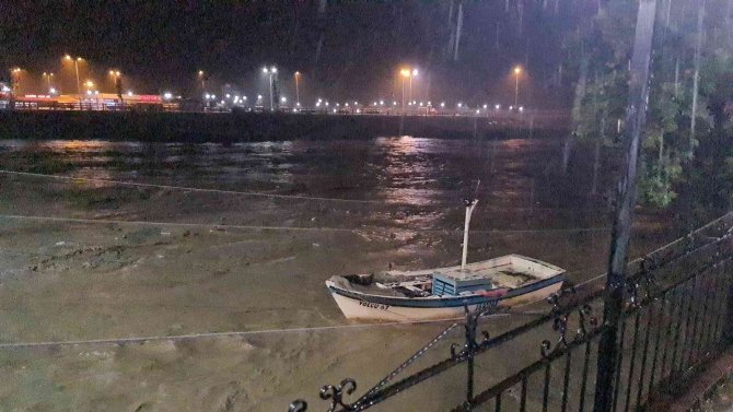 Alaplı Halkı Geceyi Sel Korkusuyla Ayakta Geçirdi