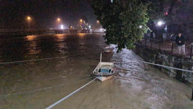 Alaplı Halkı Geceyi Sel Korkusuyla Ayakta Geçirdi