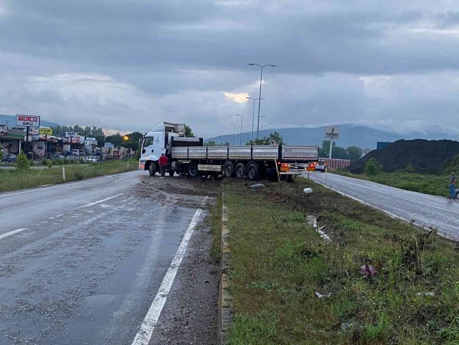 Yolda Kayan Tır Karşı Girdi, Facia Ucuz Atlatıldı